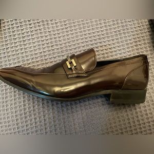 Neve worn Steve Madden purple dress shoe.